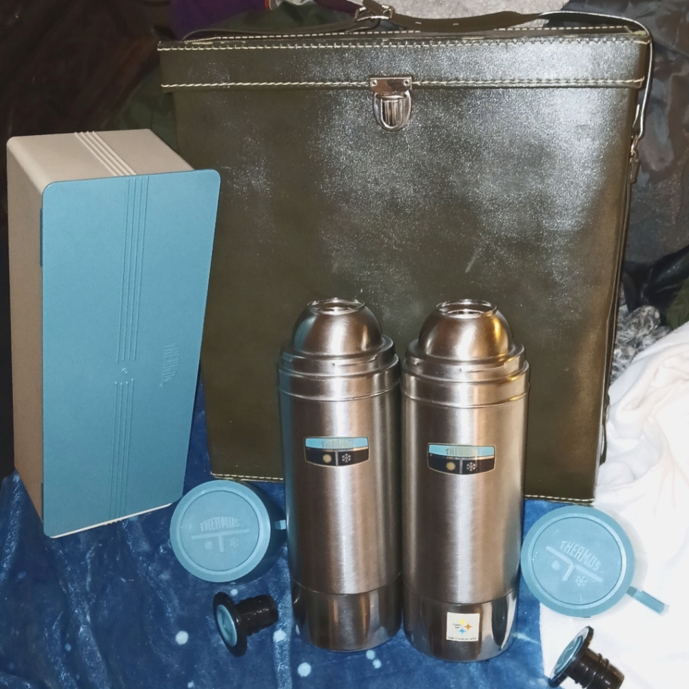VINTAGE-King Seeley Thermos set, complete with the carrying case!